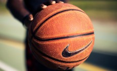 开云体育直播-当魔术踏平爵士的乐章响起，利拉德在东决的钢索上跳起了独舞