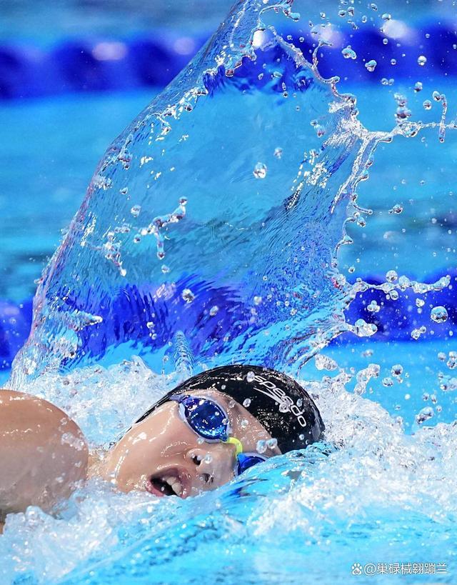 关于游泳比赛水花飞溅，瑞典选手逆势问鼎的信息