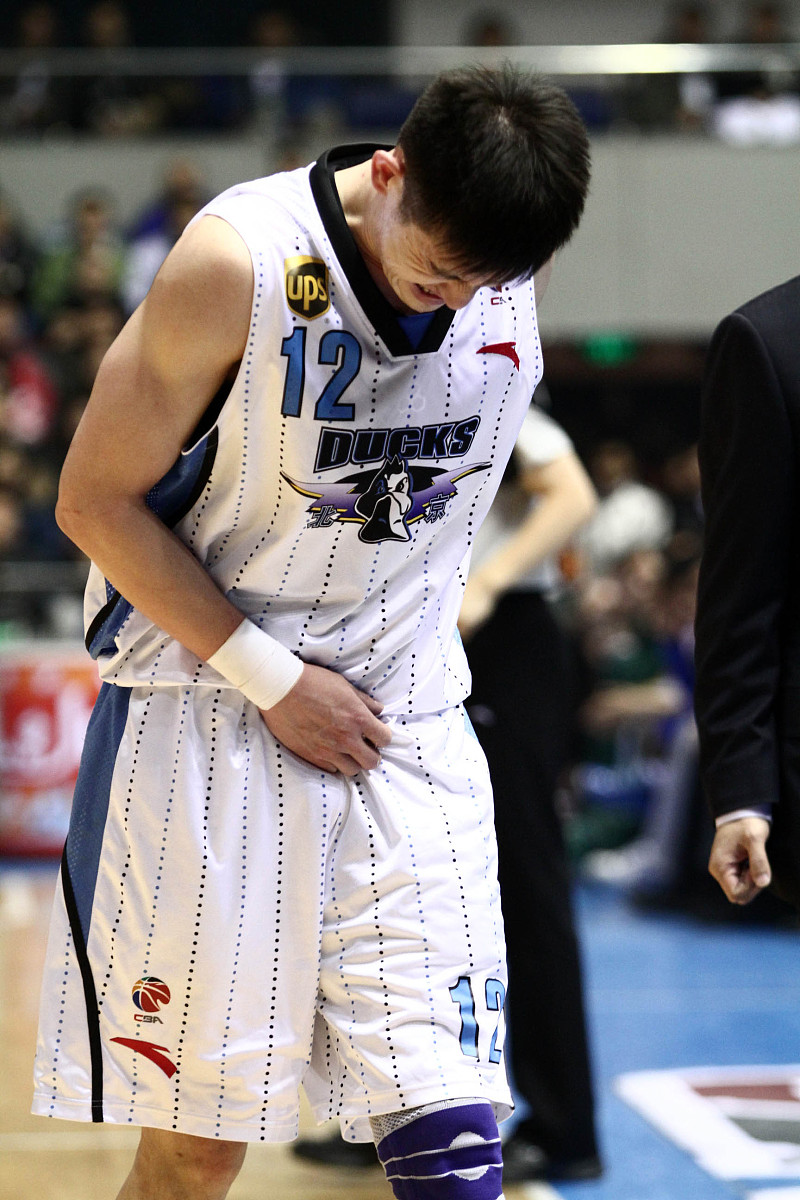 篮球职业球员离开联赛引起关注