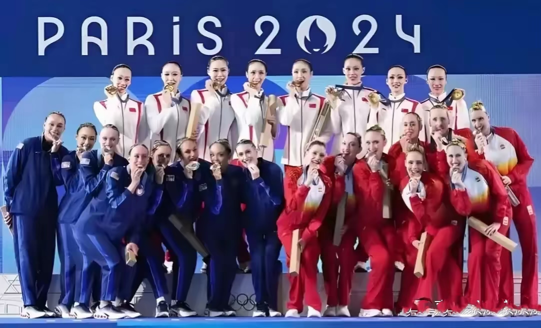 体操选手完美呈现领奖台上光芒四射