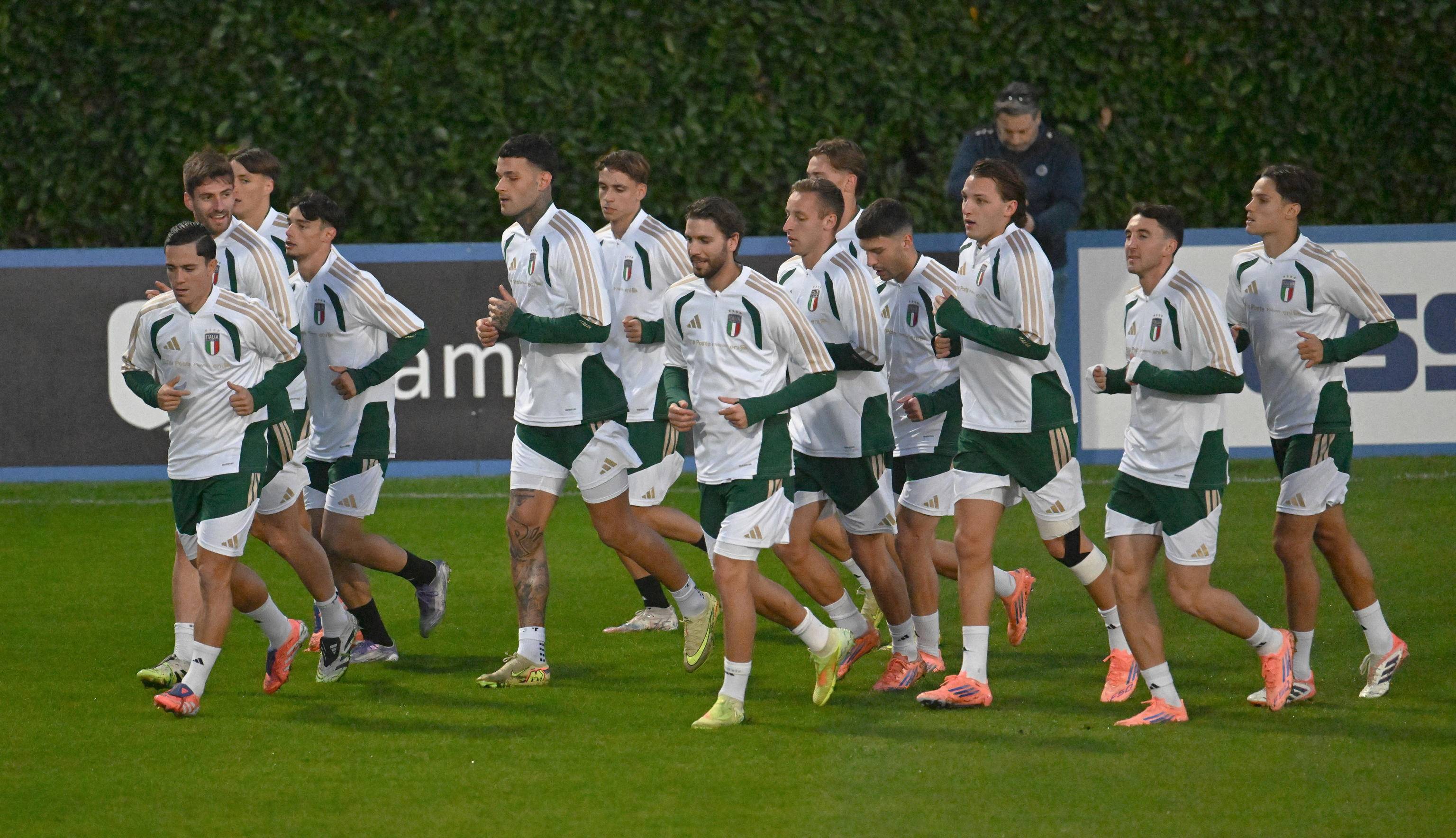 包含意甲球队:球员间互相鼓励备战下一轮比赛的词条