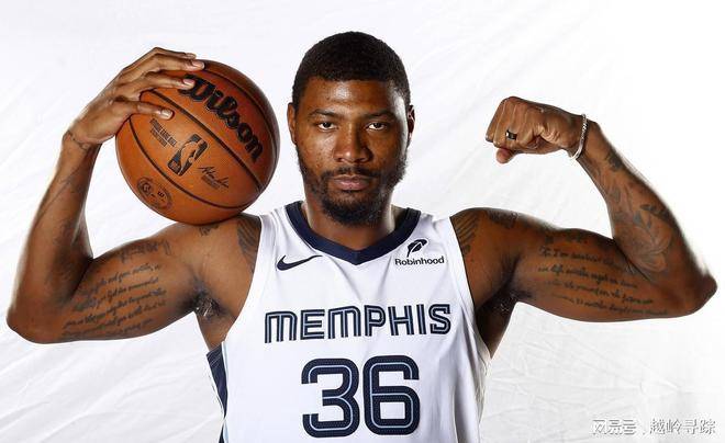 包含上海客场告捷，杨力砍下全队最佳分的词条