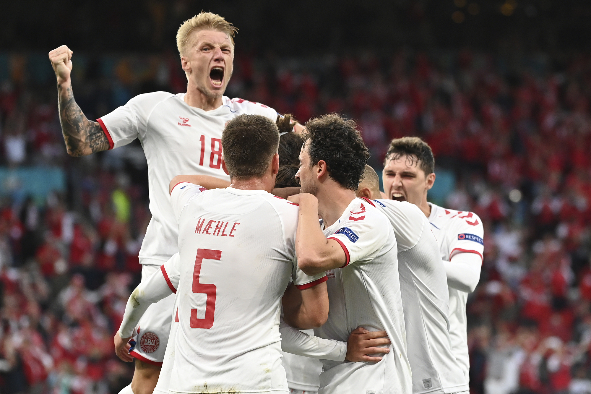 包含英格兰羽毛球队爆冷丹麦羽毛球队，辛杜绝境逆转的词条