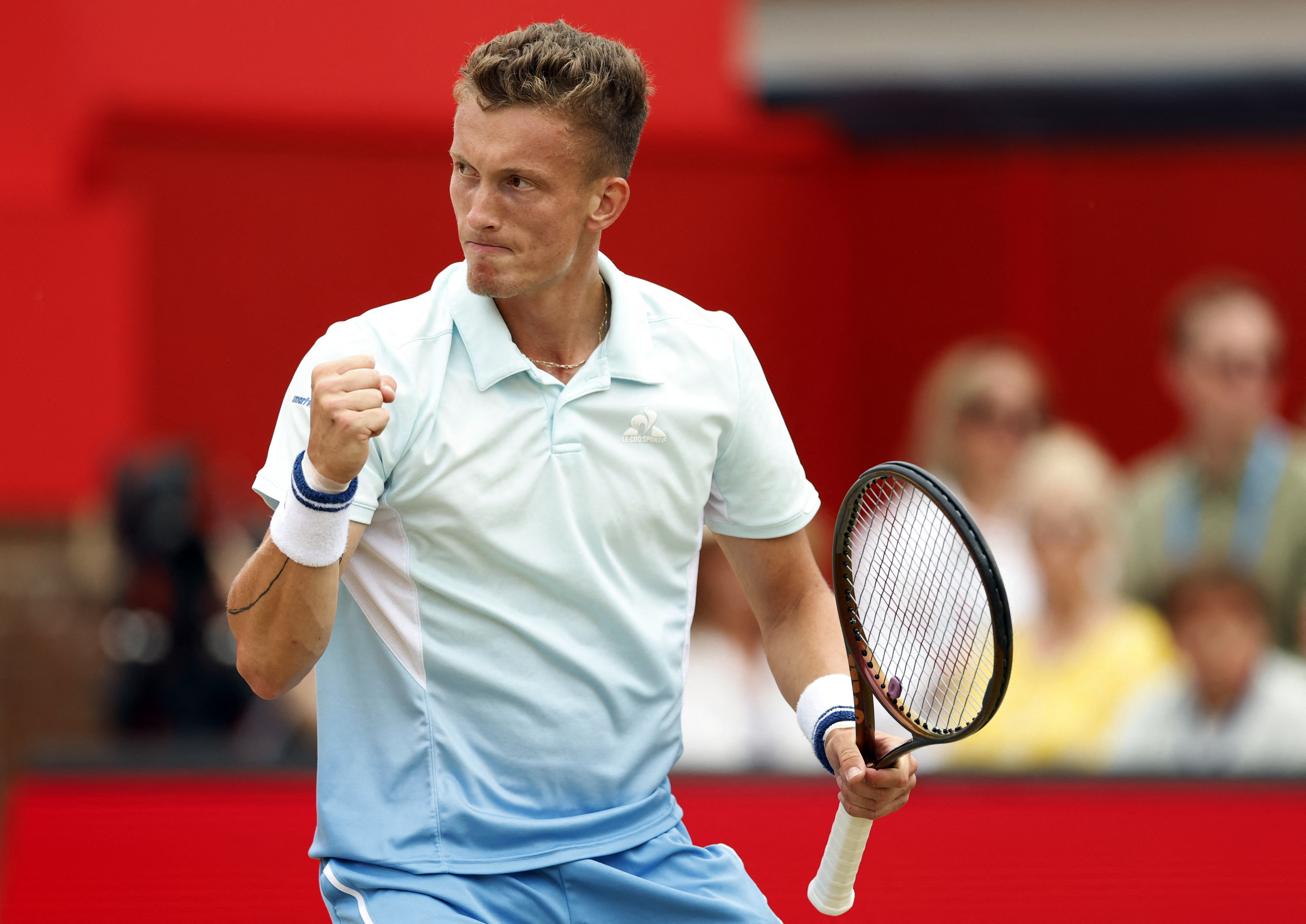 日本网球队鏖战澳大利亚网球队，阿尔卡拉斯送出助攻的简单介绍